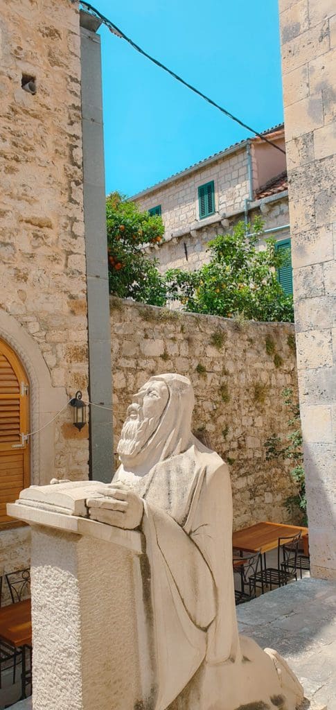 Hvar statues