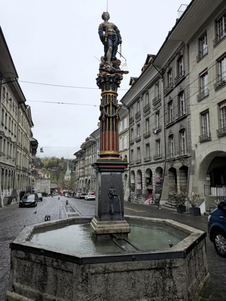 Gerechtigkeitsbrunnen (Justice Fountain) Graceful and fair, Lady Justice stands on her pedestal, eyes blindfolded. In her right hand, she holds up a sword, in her left, the golden scales of justice. Down by her feet are a pope, an emperor, a king and a sultan; the sovereigns’ closed eyes symbolising their reverence for justice.