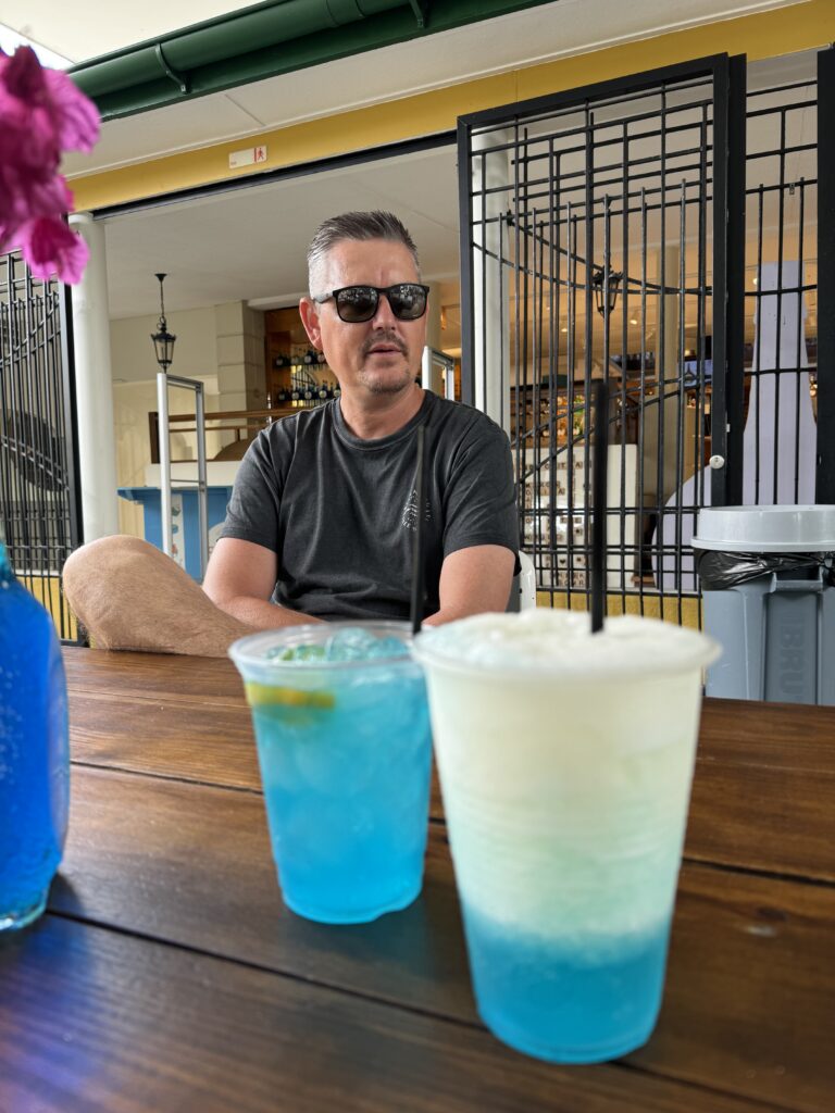 drinking cocktails at Landhuis Chobolobo Curacao