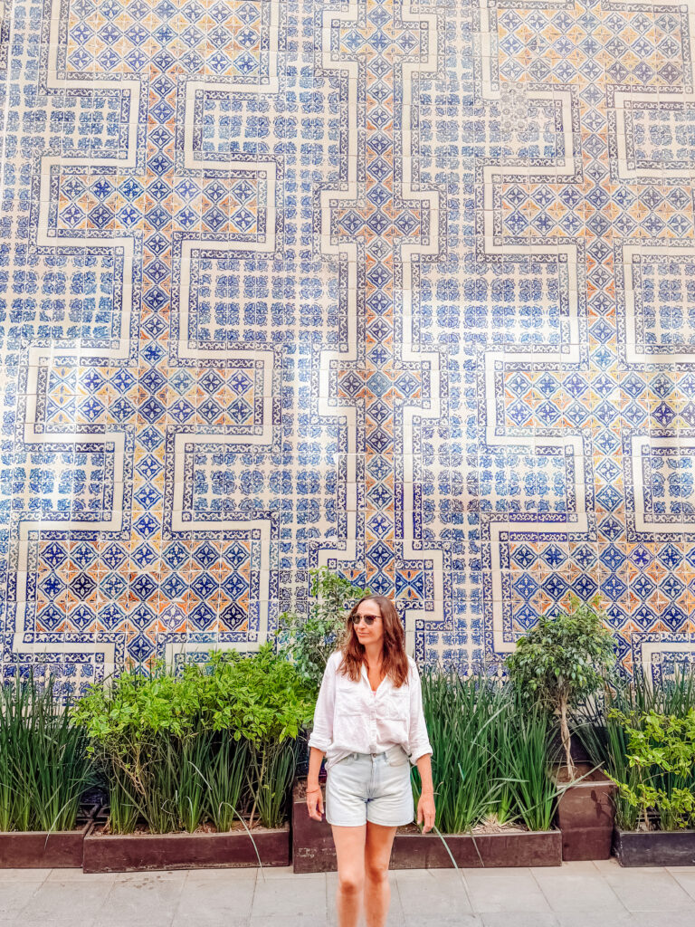 kelly-walking the streets of mexico city