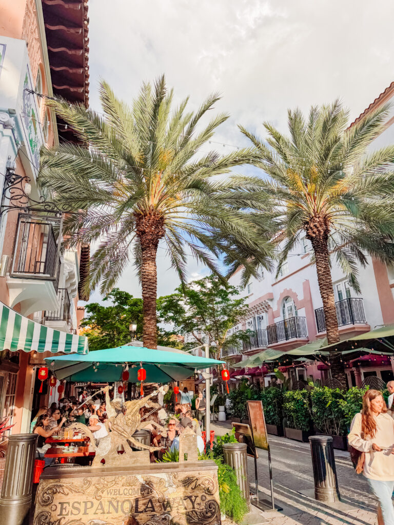 Española Way is the perfect place for dinner in south beach miami
