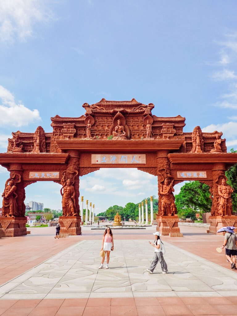 the leshan giant buddha archway