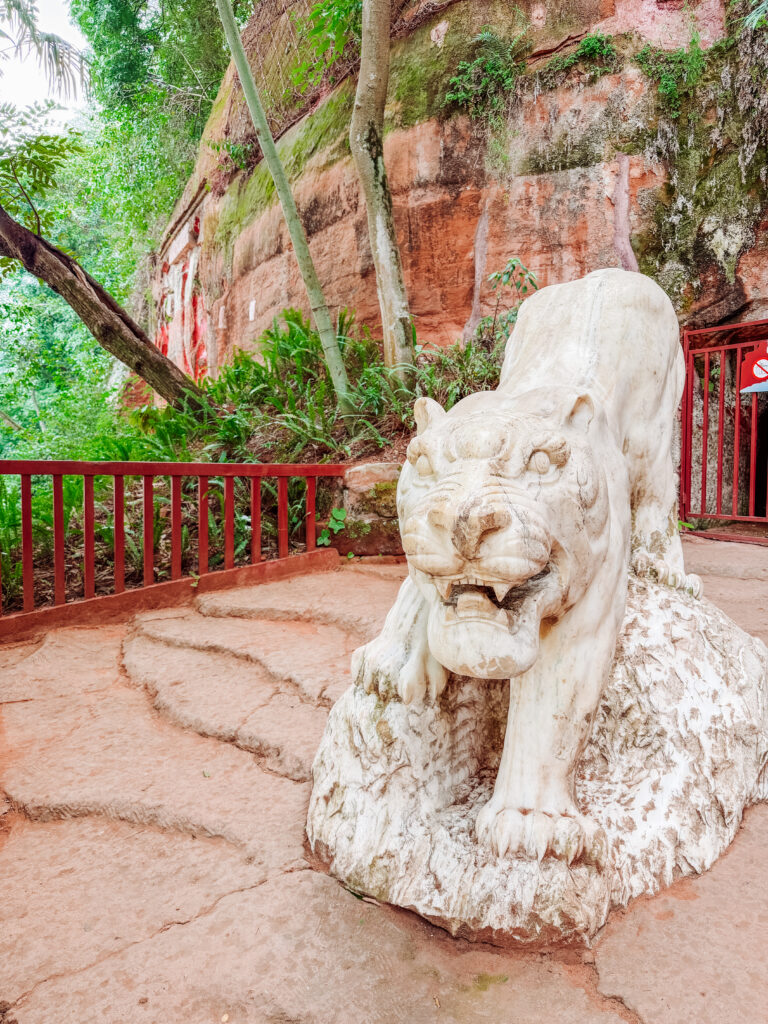 statues as you walk to the giant buddha head