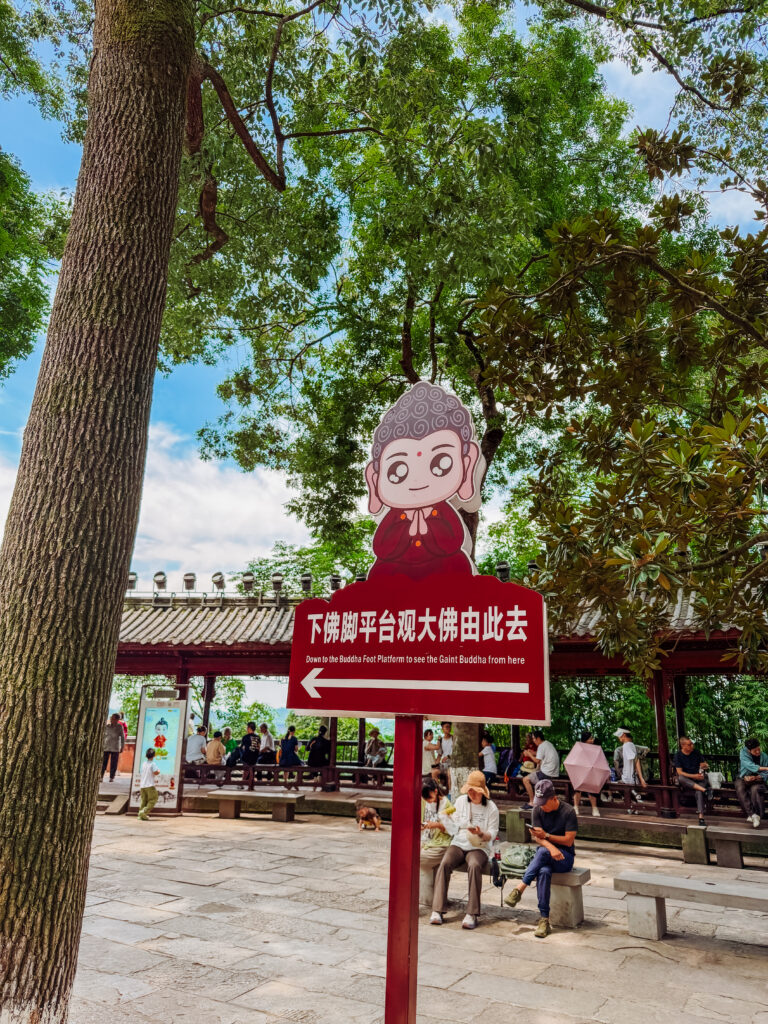 sign to the path to the giant buddha