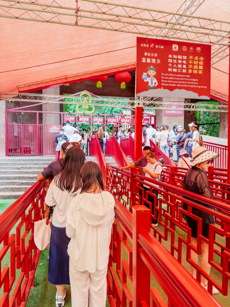 line up for scenic area at leshan buddha
