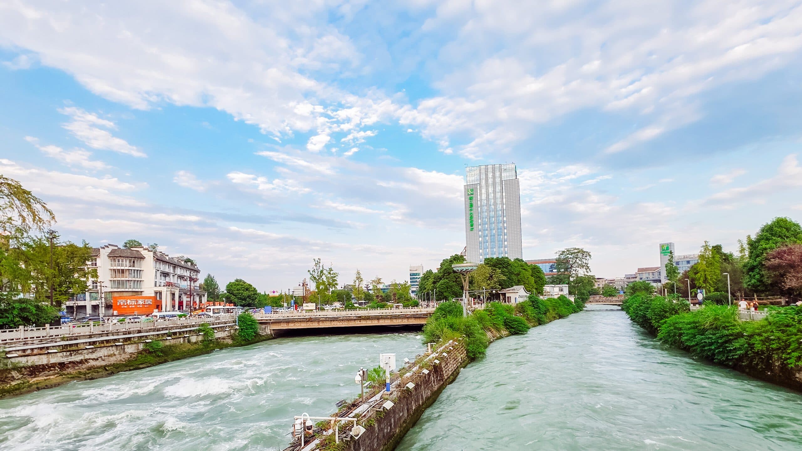 the holiday inn at dujiangyan from the walkway to the ancient town and giant selfie panda, it is very close!
