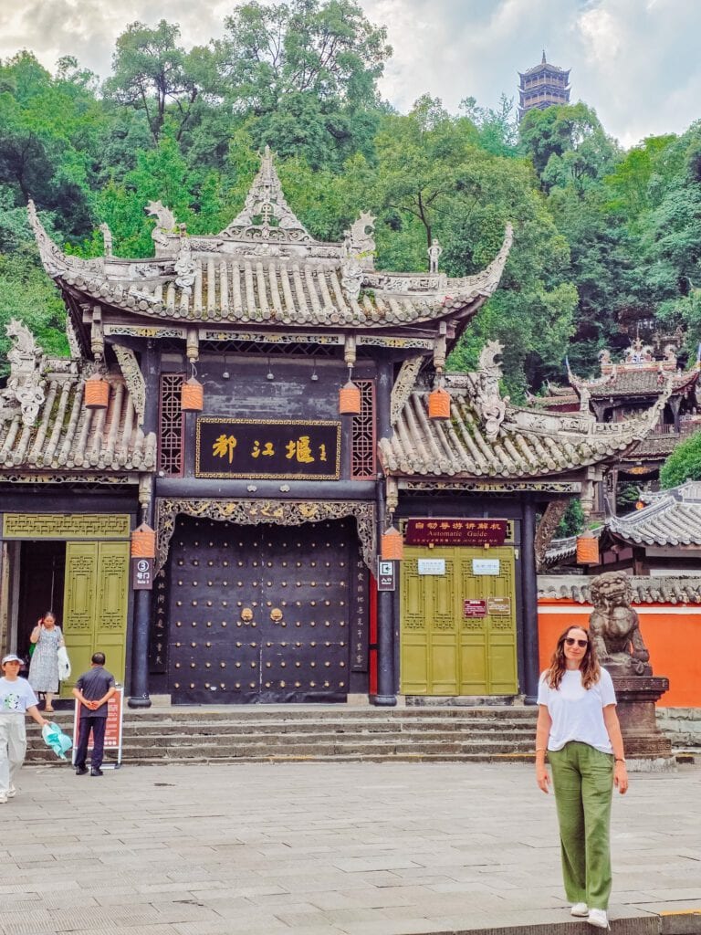 the entrance area to the scenic mount qingcheng area