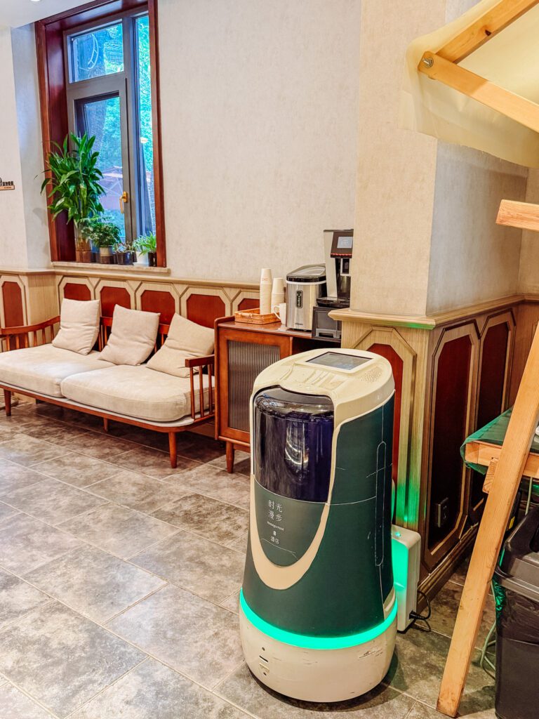 robot in nostalgia hotel